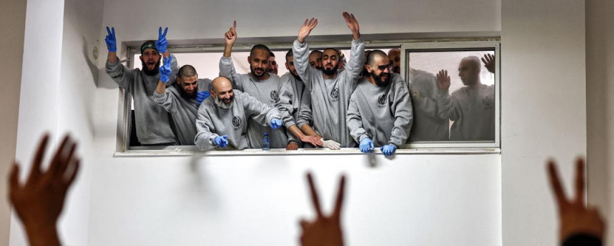 الأسرى الفلسطينيون المحررون: أجساد منهكة... ومعنويات تطال عنان السماء